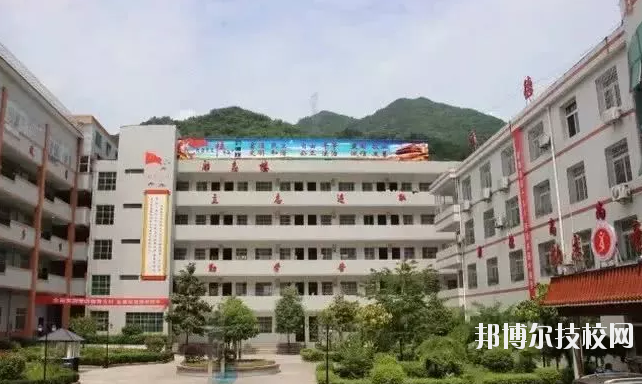 鎮(zhèn)巴縣職業(yè)教育中心2020年報(bào)名條件、招生要求、招生對(duì)象 