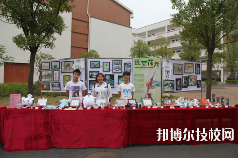 學(xué)校的選擇與報考是雙向的，不光學(xué)生會選擇一所優(yōu)秀的學(xué)校報考，學(xué)校也會選擇優(yōu)質(zhì)的學(xué)生進(jìn)行錄取，讓自己的辦學(xué)更上一層樓。因此在報考前，同學(xué)們很有必要去了解一下學(xué)校的招生要求以及報名條件。下面就和小編一起來看看井岡山應(yīng)用科技學(xué)校的招生要求吧。  井岡山應(yīng)用科技學(xué)校招生對象：應(yīng)屆初中畢業(yè)生。  井岡山應(yīng)用科技學(xué)校 1.中考準(zhǔn)考證:  2.戶口本前頁及學(xué)生個人戶口頁復(fù)印件:  3.初中畢業(yè)證復(fù)印件:  4.其它享受國家資助的證件。低保、殘疾等證件:  井岡山應(yīng)用科技學(xué)校簡介 江西省井岡山應(yīng)用科技學(xué)校前身為江西省吉安農(nóng)業(yè)學(xué)校，創(chuàng)辦于1951年10月，是一所全日制普通中等專業(yè)學(xué)校，隸屬于吉安市農(nóng)業(yè)局。2004年4月經(jīng)江西省人民政府批準(zhǔn)，更名為江西省井岡山應(yīng)用科技學(xué)校，2009年12月經(jīng)市教育局批準(zhǔn)，增掛吉安農(nóng)業(yè)學(xué)校校牌，實行兩塊牌子一套班子。學(xué)校位于吉安市旅游風(fēng)景區(qū)----青原山，校園占地面積180畝，建筑面積7萬余平方米，環(huán)境優(yōu)美，是一所花園式學(xué)?！，F(xiàn)有教職工245人，其中專兼職教師236人，現(xiàn)有在校學(xué)生4078人。  小編總結(jié) 不知道小伙伴們滿足以上要求了嗎?對于想要報考井岡山應(yīng)用科技學(xué)校的同學(xué)來說，滿足招生要求只是報考的第一步哦!要確定自己會不會被錄取，就還需要對學(xué)校的錄取分?jǐn)?shù)線做好了解，歡迎大家前往邦博爾技校網(wǎng)進(jìn)行分?jǐn)?shù)線的咨詢。