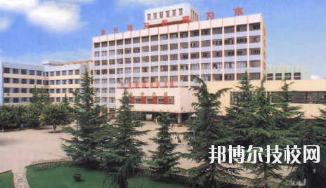 知道一所學校的名字，但是最基本的學校簡介是必須了解的，選學校不能初心，畢竟是關(guān)系到自己的將來。以下是小編整理的蘭州電力學校介紹。  蘭州電力學校層次：中專  蘭州電力學校性質(zhì)：公辦  蘭州電力學校地址：蘭州市安寧區(qū)萬新北路  蘭州電力學校介紹 蘭州電力學校坐落于蘭州安寧區(qū)，環(huán)境優(yōu)美，教學設施齊全。蘭州電力學校、甘肅電業(yè)職工中等專業(yè)學校、甘肅電力繼續(xù)教育中心三塊牌子，一套機構(gòu)，分署辦公，甘肅電力黨校掛靠在學校。  十幾年來，蘭州電力學校先后招收國家任務生、社會委培生、市場調(diào)節(jié)生等類學生，為社會和系統(tǒng)培養(yǎng)畢業(yè)生3104名，為甘肅電力系統(tǒng)和農(nóng)電系統(tǒng)培訓學員近16000人。 經(jīng)過十幾年、尤其是90年代中后期的迅速發(fā)展，學校已經(jīng)成為甘肅省中專學校的佼佼者，建有一座中型實習工廠，有計算機多媒體教室、電子閱覽室等18個實驗室和校園計算機網(wǎng)絡。學校曾經(jīng)和現(xiàn)設置的專業(yè)有發(fā)電廠及電力系統(tǒng)、電廠熱能動力設備、電廠化學、建筑工程估價、用電管理、計算機應用、財務會計、城鎮(zhèn)供用電、農(nóng)村供用電、制冷與空調(diào)安裝、電力營銷、電氣技術(shù)、電子電器、輸配電線路施工檢修與運行、水利水電工程技術(shù)、文化藝術(shù)等近二十個專業(yè)。學制有大中專二年半、在職中專三年、普通中專四年和