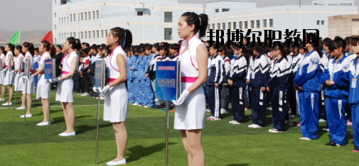 升學(xué)都是選拔性的考試，所以對(duì)同學(xué)們都有分?jǐn)?shù)要求是很正常的，而初中升學(xué)又分為高中和普通中職學(xué)校，而這兩個(gè)之間的錄取都是不一樣的，在分?jǐn)?shù)上面的要求區(qū)別比較大，那么，白銀工業(yè)學(xué)校招生錄取分?jǐn)?shù)線是多少呢?接下來(lái)就為同學(xué)們整理一下。  白銀工業(yè)學(xué)校錄取分?jǐn)?shù)線 白銀市普高錄取分?jǐn)?shù)線：460分  白銀工業(yè)學(xué)校拓展閱讀 學(xué)校擁有一支學(xué)歷層次高、專業(yè)水平強(qiáng)、敬業(yè)愛崗、專兼結(jié)合、充滿活力的高素質(zhì)教師隊(duì)伍，學(xué)校現(xiàn)有專兼結(jié)合的教師近200人。其中，研究生學(xué)歷11人，本科學(xué)歷89人，學(xué)歷合格率達(dá)92%以上;有高級(jí)職稱25人，中級(jí)職稱76人;基礎(chǔ)課教師48人，專業(yè)課教師67人，實(shí)習(xí)指導(dǎo)教師33人，雙師型教師占16人。教師的學(xué)歷、職稱結(jié)構(gòu)合理，完全能滿足學(xué)校的教學(xué)、實(shí)習(xí)實(shí)訓(xùn)需要。  學(xué)校擁有十一個(gè)專業(yè)實(shí)訓(xùn)室。即電子電工實(shí)訓(xùn)室、建筑材料實(shí)訓(xùn)室、機(jī)電一體化實(shí)訓(xùn)室、電焊實(shí)訓(xùn)室、電器維修實(shí)訓(xùn)室、電鋼琴實(shí)驗(yàn)實(shí)訓(xùn)室、金工實(shí)訓(xùn)室、模具數(shù)控實(shí)訓(xùn)室、CID制圖室、中高級(jí)電工考核室、銑工實(shí)訓(xùn)室。擁有四大實(shí)驗(yàn)室，即化工實(shí)驗(yàn)室、物理實(shí)驗(yàn)室、財(cái)會(huì)模擬實(shí)驗(yàn)室、語(yǔ)音實(shí)驗(yàn)室。擁有六個(gè)微機(jī)室，多媒體教室、電教室等現(xiàn)代化教學(xué)設(shè)施。并建成校園網(wǎng)及遠(yuǎn)程教育網(wǎng)。學(xué)校將于5月份開工興建的實(shí)訓(xùn)樓建成后，將進(jìn)一步改善實(shí)訓(xùn)條件。學(xué)校分南北兩個(gè)校區(qū)，占地面積500余畝，校舍建筑面積66000平方米。  上文，就是小編為同學(xué)們整理的關(guān)于白銀工業(yè)學(xué)校所在地的普高錄取分?jǐn)?shù)線，同學(xué)們可以通過這個(gè)分?jǐn)?shù)線來(lái)分析自己現(xiàn)在的一個(gè)成績(jī)，能夠上高中的話及盡量的上高中。