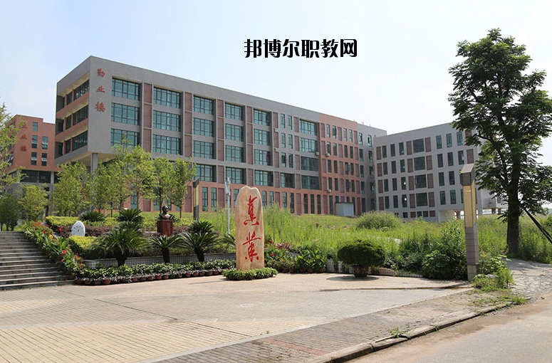 重慶榮昌區(qū)職業(yè)教育中心2020年報(bào)名條件、招生要求、招生對(duì)象
