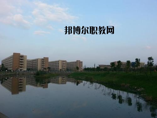 內(nèi)江鐵路機械學校2020年報名條件、招生要求、招生對象