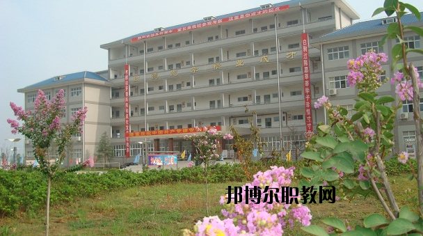 鄂州經(jīng)貿(mào)學(xué)校2020年報(bào)名條件、招生要求、招生對(duì)象