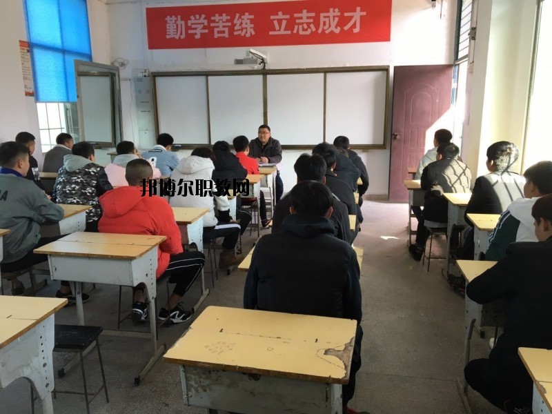 銅鼓縣職業(yè)中專學校2020年報名條件、招生要求、招生對象