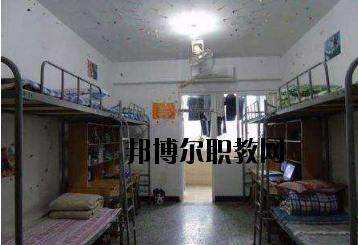 不同的同學(xué)對(duì)學(xué)校的宿舍期待是不一樣的。有的同學(xué)希望宿舍有空調(diào)，有的同學(xué)認(rèn)為這并不重要。有的同學(xué)希望寢室有書桌等供自己學(xué)習(xí)的條件，而有的同學(xué)則認(rèn)為寢室只是用來休息的。一千個(gè)人的眼中有一千個(gè)哈姆雷特，在對(duì)一件事情進(jìn)行考評(píng)的時(shí)候，同學(xué)們可以結(jié)合自己的實(shí)際需要來看，而非人云亦云。  定南中等專業(yè)學(xué)校宿舍條件 學(xué)校宿舍算是比較不錯(cuò)的了，生活設(shè)施齊全，可以滿足同學(xué)們的大部分需求，配有衛(wèi)生間、空調(diào)、熱水等設(shè)施，通風(fēng)、采光條件也較好。  定南中等專業(yè)學(xué)校辦學(xué)條件 定南中等專業(yè)學(xué)校地處贛粵門戶——定南，建辦于1958年，占地面積135畝，校舍建筑面積2.5萬(wàn)平方米，辦學(xué)規(guī)?？扇菁{近2000人使用。學(xué)校師資力量雄厚，擁有高級(jí)職稱以上教師若干人。  定南中等專業(yè)學(xué)校概況 定南中專是我縣唯一一所培養(yǎng)技能型人才的中等專業(yè)學(xué)校，現(xiàn)開設(shè)了學(xué)前教育、電子技術(shù)應(yīng)用、模具制造技術(shù)、汽車運(yùn)用與維修、“三校生”高考、旅游服務(wù)與管理等六大特色專業(yè)。學(xué)校各專業(yè)設(shè)備先進(jìn)，現(xiàn)有現(xiàn)代化汽車二級(jí)維護(hù)、幼兒情境模擬、電子電拖、模具制造、程序控制等29間實(shí)訓(xùn)教室，擁有紙質(zhì)藏書近10萬(wàn)冊(cè)，電子藏書超過20萬(wàn)冊(cè)，所有教室裝備了錄播一體、信息化教學(xué)設(shè)備，實(shí)現(xiàn)了校園智慧化管理。  小編總結(jié) 看過學(xué)校的宿舍條件以后，不知道大家覺得定南中等專業(yè)學(xué)校的宿舍是否滿足了自己的預(yù)期呢?我們可以了解到，這所學(xué)校的宿舍算是比較不錯(cuò)的了，生活設(shè)施齊全，可以滿足同學(xué)們的大部分需求，配有衛(wèi)生間、空調(diào)、熱水等設(shè)施，通風(fēng)、采光條件也較好。