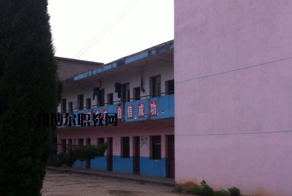 不同的同學(xué)對(duì)于學(xué)校宿舍的要求也是不一樣的。有的同學(xué)認(rèn)為學(xué)校宿舍休息的條件就可以了，而有的同學(xué)則希望學(xué)校宿舍還有可以學(xué)習(xí)的條件，這樣自己以后如果有沒(méi)有完成的學(xué)習(xí)任務(wù)還可以在宿舍繼續(xù)完成。當(dāng)學(xué)校的宿舍條件滿足同學(xué)們的預(yù)期的時(shí)候，這所學(xué)校被選擇的幾率也會(huì)大大提高。  上饒中等職業(yè)學(xué)校宿舍條件 學(xué)校宿舍寬敞明亮，配有衛(wèi)生間、空調(diào)、書(shū)桌、柜子、熱水等等設(shè)施，條件較好。  上饒中等職業(yè)學(xué)校辦學(xué)條件 1、學(xué)校坐落在上饒市近郊皂頭鎮(zhèn)，擁有自建的獨(dú)立校園，校區(qū)占地面積60余畝，建筑面積24100平方米，環(huán)境幽雅，交通便利，各類設(shè)施齊全，公寓式宿舍并配有空調(diào)，是莘莘學(xué)子理想的求學(xué)深造之地。  2、教學(xué)儀器設(shè)備總值380多萬(wàn)，圖書(shū)2萬(wàn)余冊(cè)，現(xiàn)代教育教學(xué)設(shè)施完備，建有計(jì)算機(jī)房、語(yǔ)音室、形體房、電子實(shí)訓(xùn)室、多媒體教室、大禮堂、電子閱覽室、琴房和教育實(shí)習(xí)基地等各類教學(xué)場(chǎng)所。  3、現(xiàn)有全日制教學(xué)班級(jí)15多個(gè)，在校學(xué)生600多人。  上饒中等職業(yè)學(xué)校獲得成就 學(xué)校辦學(xué)十五年來(lái)，先后培養(yǎng)了八千多名合格的畢業(yè)生，從我校走出的畢業(yè)生一大批都已成為企業(yè)的技術(shù)骨干和管理人員，學(xué)校先后被省教育廳授予“江西省示范中等職業(yè)學(xué)校”“江西省中等職業(yè)學(xué)校先進(jìn)單位”上饒市政府授予“全市先進(jìn)學(xué)校”上饒市教育局授予“上饒市重點(diǎn)職業(yè)學(xué)校”等榮譽(yù)稱號(hào)。  小編總結(jié) 我們可以看到學(xué)校的宿舍寬敞明亮，配有衛(wèi)生間、空調(diào)、書(shū)桌、柜子、熱水等等設(shè)施，條件較好，無(wú)論同學(xué)們是在寢室學(xué)習(xí)還是休息都是很方便的?？催^(guò)上饒中等職業(yè)學(xué)校的宿舍條件以后，小伙伴們覺(jué)得學(xué)校的宿舍怎么樣呢?
