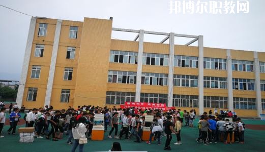 雅安職業(yè)高級中學地址在哪里