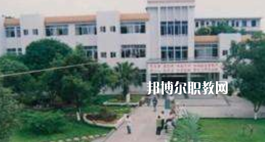 柳州市衛(wèi)生學(xué)校2020年報名條件、招生要求、招生對象 