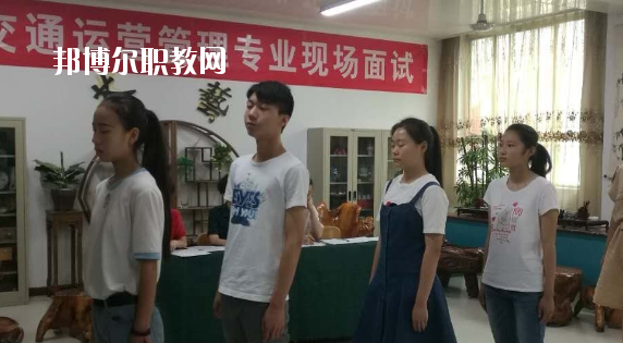 問：蘭州紅古區(qū)職教中心怎么樣、好不好?  答：紅古區(qū)職業(yè)教育中心是一所以培養(yǎng)實(shí)用技術(shù)人才為特點(diǎn)的公辦學(xué)校，地處蘭州市紅古區(qū)政府所在地海石灣。中心始終堅(jiān)持以服務(wù)為宗旨，以就業(yè)為導(dǎo)向的辦學(xué)方針，面向市場(chǎng)開辦專業(yè)。學(xué)校擁有設(shè)施先進(jìn)、配備精良的汽修、鉗工、電子、鋼琴、舞蹈、美術(shù)、計(jì)算機(jī)等實(shí)訓(xùn)室。近年來學(xué)校教育教學(xué)質(zhì)量穩(wěn)步提高,連續(xù)三年獲得蘭州市中職學(xué)校教育教學(xué)質(zhì)暈優(yōu)秀獎(jiǎng)。  蘭州紅古區(qū)職教中心升學(xué) 我校分別與蘭州職業(yè)技術(shù)學(xué)院、白銀礦治職業(yè)技術(shù)學(xué)院、甘肅林業(yè)職業(yè)技術(shù)學(xué)院、平?jīng)雎殬I(yè)技術(shù)學(xué)院、甘肅畜牧工程職業(yè)技術(shù)學(xué)院簽訂了中高職一體化聯(lián)合辦學(xué)協(xié)議，學(xué)生在校學(xué)習(xí)兩年，參加高校轉(zhuǎn)段測(cè)試，成績合格升入聯(lián)辦高校學(xué)習(xí)三年，畢業(yè)后發(fā)放國家承認(rèn)(統(tǒng)招)的畢業(yè)證書。  蘭州紅古區(qū)職教中心設(shè)施 設(shè)有計(jì)算機(jī)實(shí)訓(xùn)室3個(gè)，共計(jì)計(jì)算機(jī)百余臺(tái)，開通了校園網(wǎng)、電信光纖接入互聯(lián)網(wǎng)，并建成了獨(dú)立域名的校園網(wǎng)站。學(xué)習(xí)有普通機(jī)床車間、數(shù)控實(shí)訓(xùn)室、車工實(shí)訓(xùn)室、電子電工實(shí)訓(xùn)室、家電整機(jī)實(shí)訓(xùn)室、器材室，兩個(gè)面積130平方米的舞蹈實(shí)訓(xùn)室和兩個(gè)美術(shù)創(chuàng)作室。  蘭州紅古區(qū)職教中心拓展閱讀 為了使職業(yè)教育穩(wěn)步發(fā)展，學(xué)校實(shí)行了“校校合作”、“校企合作”、“工學(xué)結(jié)合”的辦學(xué)模式，在經(jīng)濟(jì)發(fā)達(dá)地區(qū)全力打造就業(yè)實(shí)習(xí)基地，安排畢業(yè)生在上海、南京、安徽、蘇州等地區(qū)就業(yè)。為了培養(yǎng)學(xué)生的就業(yè)能力，開展了學(xué)生以社會(huì)實(shí)踐為主，旨在增強(qiáng)學(xué)生提前了解企業(yè)生產(chǎn)、管理、工作強(qiáng)度等為內(nèi)容的“工學(xué)結(jié)合”活動(dòng)，收到了良好的效果。“工學(xué)結(jié)合”實(shí)踐活動(dòng)解決了困難家庭學(xué)生上學(xué)難的問題。  在學(xué)校的時(shí)光是很有限的，你要懂得珍惜。不僅僅在學(xué)業(yè)上有所提升，也要不斷的提升個(gè)人的魅力，社會(huì)是一個(gè)需要有能力有遠(yuǎn)見人才的體系，如果你有目標(biāo)和理想，也會(huì)更加的有學(xué)習(xí)的動(dòng)力，對(duì)企業(yè)來說，有主見的人才更受人歡迎。