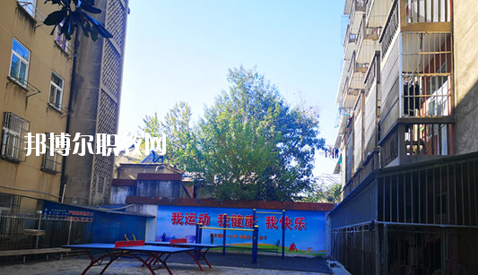 在對這所學(xué)校進(jìn)行判斷以后，才會(huì)知道不同學(xué)校之間所公布的各方面情況都是不同的，而這些信息也是需要學(xué)生自己去進(jìn)行判斷的，當(dāng)然了其中有關(guān)于學(xué)校的住宿環(huán)境也是需要被學(xué)生所了解的，畢竟這是每個(gè)學(xué)生在學(xué)校的住宿情況。  蕪湖職業(yè)技術(shù)學(xué)院附屬中等職業(yè)學(xué)校住宿條件 學(xué)生宿舍實(shí)行四人間公寓化、封閉式管理，并配有校園公共浴室、住宿條件不錯(cuò)，給學(xué)生提供了一個(gè)舒適、安全的學(xué)習(xí)和生活環(huán)境。  蕪湖職業(yè)技術(shù)學(xué)院附屬中等職業(yè)學(xué)校辦學(xué)條件 學(xué)校坐落在美麗的鏡湖公園和九蓮塘公園中間，是市中心唯一的一所公辦職業(yè)學(xué)校，交通便利，環(huán)境優(yōu)美，生活方便。學(xué)校本著對教育教學(xué)質(zhì)量和學(xué)生負(fù)責(zé)的態(tài)度，劃定最低錄取線。住校生宿舍條件優(yōu)越，實(shí)行公寓化、封閉式管理。學(xué)校教學(xué)設(shè)備齊全，多媒體電教室、多功能活動(dòng)廳、計(jì)算機(jī)組裝實(shí)驗(yàn)室、數(shù)字化動(dòng)漫實(shí)驗(yàn)室、語言實(shí)驗(yàn)室、實(shí)訓(xùn)賓館、與學(xué)院聯(lián)網(wǎng)的校園網(wǎng)及學(xué)院擁有的實(shí)驗(yàn)實(shí)訓(xùn)室等，為學(xué)生提升動(dòng)手能力、開拓視野創(chuàng)造了得天獨(dú)厚的條件。  蕪湖職業(yè)技術(shù)學(xué)院附屬中等職業(yè)學(xué)校師資力量 近幾年我校一批優(yōu)秀教師、教壇新星脫穎而出，多人次獲國家、省、市一等獎(jiǎng)項(xiàng)。我?，F(xiàn)有正教授一名，省級特級教師一名(同類學(xué)校唯一)，高中級教師若干。學(xué)校聘請蕪湖職業(yè)技術(shù)學(xué)院專家教授組成教學(xué)督導(dǎo)組實(shí)施教學(xué)督導(dǎo)，對備課、上課等教學(xué)環(huán)節(jié)進(jìn)行全程質(zhì)量評估，以督導(dǎo)促教學(xué)、以督導(dǎo)促創(chuàng)新、以督導(dǎo)促規(guī)范，使學(xué)生學(xué)有所成。我校教學(xué)計(jì)劃和課程設(shè)置是由學(xué)院、附校、用人單位、專業(yè)領(lǐng)域?qū)＜宜姆絽⑴c研發(fā)。已形成：頂層設(shè)計(jì)、分層教學(xué)、工學(xué)結(jié)合、系統(tǒng)培養(yǎng)的獨(dú)特教學(xué)模式。嚴(yán)把教學(xué)標(biāo)準(zhǔn)和畢業(yè)生質(zhì)量標(biāo)準(zhǔn)兩個(gè)關(guān)口。  以上所介紹的信息便是有關(guān)于蕪湖職業(yè)技術(shù)學(xué)院附屬中等職業(yè)學(xué)校的住宿情況，就可以知道其實(shí)這所學(xué)校對于學(xué)生的基本需求是可以滿足的，但是學(xué)生想要選擇其他方面的住宿情況話，就需要學(xué)生提前去對每所學(xué)校的住宿情況進(jìn)行了解。