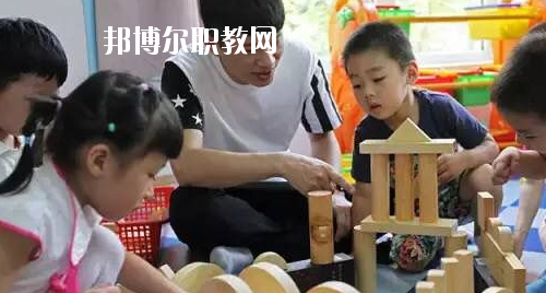貴州2020年男生讀幼師學(xué)校有前途嗎