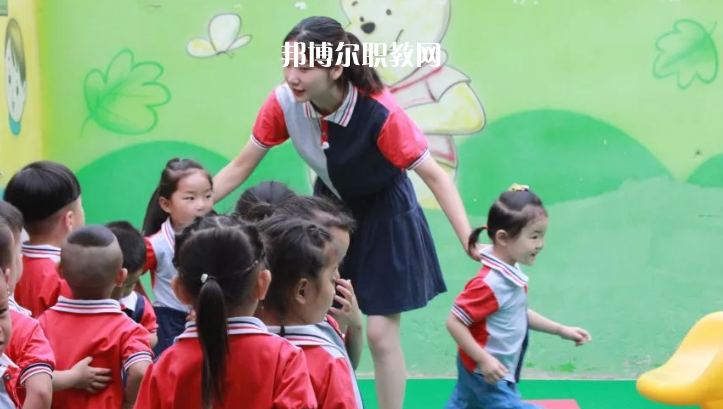 湖北2020年幼師學(xué)校好還是大專好