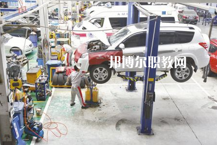 重慶2021年男生上汽修學校學什么好