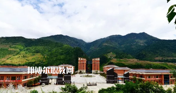 迪慶州民族中等專業(yè)學校2021年報名條件、招生要求、招生對象