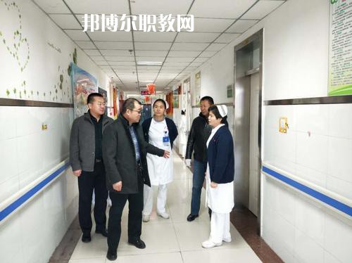新疆石河子衛(wèi)生學校2021年招生錄取分數(shù)線?我們讀書的同學就知道分數(shù)是很重要的，同學們自己在找學校的時候就知道，同學們?nèi)タ磳W校學校首先問的就是同學們自己的分數(shù)，小編就來給同學們整理一下，讓同學們有參考的。  新疆石河子衛(wèi)生學校2021年招生錄取分數(shù)線 1.121團一中380  2.142團一中380  3.143團一中380  4.148團一中381  新疆石河子衛(wèi)生學校簡介 石河子衛(wèi)生學校地處祖國西北邊陲，位于新疆維吾爾自治區(qū)天山北麓的“戈壁明珠”石河子市，在市中心西小路151號，學校地理位置優(yōu)越，環(huán)境優(yōu)美，是教書育人的理想境地。1985年學校率先在全國倡導規(guī)范化護士教育，并制定了一整套管理制度。  學校老師撰寫的《整體化護理教學》已由新疆科技衛(wèi)生出版社發(fā)行，并在全疆護理教師培訓中當教材使用。掛牌之后，學校將把護理示范專業(yè)辦成技能型緊缺人才的培養(yǎng)培訓基地，更好地為全疆各族人民服好務。  據(jù)了解，建校四十五年來，這個學校為自治區(qū)培養(yǎng)了10328名護理人才，其中少數(shù)民族學生占30%，為全疆農(nóng)牧區(qū)培養(yǎng)了一大批扎根基層、留得住、用得上的當?shù)厣贁?shù)民族護理人才。  學校始建于1958年，占地面積40127平方米，建筑面積30067平方米，實驗室面積1600平方米。設(shè)有護理、解剖、生理、生化、藥理、化學、微生物、計算機、遠程、電教中心等11個實驗室。學校開設(shè)有護理、英語護理、社區(qū)護理、醫(yī)學檢驗、助產(chǎn)、藥劑等6個專業(yè)，現(xiàn)有在校生2672人。有漢、維吾爾、哈薩克、回、蒙古、滿、錫泊、烏孜別克、俄羅斯、塔吉克、克爾克孜等多種民族，其中少數(shù)民族的學生占全校在校學生總數(shù)的28%。學校現(xiàn)有在編教職工89人，專任教師45人，本科學歷占90.6%，雙師型”教師占42%。  同學們可以看看參考一下自己的分數(shù)是在那個階段的，如果是高于這個分數(shù)的話，同學們就可以報讀的哦，如果分數(shù)是低于這個分數(shù)的話，同學們自己就不要報讀了哦，所以，提前看看分數(shù)也是可以的哦，不過不要忘了就是現(xiàn)階段最重要的還是復習的哦。