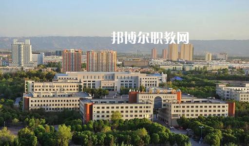 新疆石河子衛(wèi)生學校2021年有哪些專業(yè)?我們知道同學們在選擇專業(yè)的時候?qū)嶋H上專業(yè)比學校更重要，對于同學們來說在選擇專業(yè)的時候是需要慎重的。  新疆石河子衛(wèi)生學校專業(yè)設置 學校設有：護理學、藥劑學、檢驗學三大專業(yè)。其中護理學：有中專和大專兩種，大專為石河子大學在該校委培專業(yè)，頒發(fā)石河子大學的畢業(yè)證書。  新疆石河子衛(wèi)生學校學校優(yōu)勢 學校地址位于石河子市中心位置，旁邊為石河子市人民醫(yī)院(農(nóng)八師石河子市人民醫(yī)院)也是石河子的120急救中心。步行至石河子市游憩廣場只需要10分鐘，學校地理位置屬于石河子市市中心。交通發(fā)達。  學習優(yōu)勢：每門課程都有專業(yè)的老師帶教，在每個假期，都將組織學生參與臨床見習，增加學生的臨床經(jīng)驗。  其他優(yōu)勢：每一位在校生，都可以申請國家貧困助學金，國家撥款，每人每年1500元，均發(fā)至學生手上，解決了學生的基本溫飽問題，為貧困學生創(chuàng)造了學習條件。  另：南疆三地州學生、農(nóng)村籍學生、貧困生(非城市、城鎮(zhèn)戶口)可以申請減免學費，每人每年減免2000元，即只需繳納400元，即可上學，完成貧困學生學習的心愿。學生可以使用半價火車票往返，每年4次。  新疆石河子衛(wèi)生學校學校榮譽 學校以治校嚴謹，講求質(zhì)量，辦學成績斐然而著稱。多年來被石河子市評為“精神文明先進單位”、“民族團結先進單位”、“衛(wèi)生綠化先進單位”、“綜合治理先進單位”、“招生先進集體”，“德育教育先進學校”。 2000年通過兵團《中等醫(yī)學主要專業(yè)設置》評估;2003年通過兵團《中等職業(yè)學校合格評估》;2002年被國家教育部首批確定為“全國護理專業(yè)示范點學校”;2003年教育部評估為“全國重點中等職業(yè)學校”;2004年教育部確定為全國“護理專業(yè)領域技能型人才培養(yǎng)培訓基地”，同時，被國家教育部列為“全國衛(wèi)生職業(yè)教學模式研究課題組學校”、“面向二十一世紀全國衛(wèi)生職業(yè)學校系列教改教材編輯委員會”學校. 2005年4月，參加“全國護理教學改革成果展示賽”榮獲團體“二等獎”和“組織獎”。2005年12月被教育教育部評為“全國護理教學改革先進學校”。  小編為同學們整理好了學校的招生專業(yè)，同學們可以仔細的看看，對于同學們自己來說選擇一個適合自己的專業(yè)是非常重要的事情的哦，這樣才能保證后期的就業(yè)的哦。