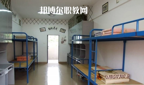 貴定縣技工學校報名條件、招生要求、招生對象是什么要求呢?每一個學校在招收學生的時候都是會有自己的要求的，同學們在找學校的時候也特別的擔心自己能不能符合到學校，小編就遇到很多這樣的學生來問，為了幫助同學們了解，小編就來整理一下學校這方面的要求。  貴定縣技工學校招生對象和條件 具有本縣戶籍井且參加當年中招考試，品德合格、身體健康，自愿報名的應屆初中畢業(yè)生     貴定縣技工學校錄取方式 根據(jù)當年高中錄取分數(shù)線下浮50分以內(nèi)，錄滿名額為止。  貴定縣技工學校就讀形式 第一學年在貴定職校就讀，開設普通高中一年級課程，適當增加職業(yè)技能基礎課。一年后通過參加由貴定一中統(tǒng)一組織的選拔考試，按比例分流到貴定一中就讀。也可根據(jù)自己的意向選擇我校專業(yè)就讀，走技能成才之路，通過備考后報讀高職院校。  貴定縣技工學校校企合作 為貫徹落實好國家關于加強東西部扶貧協(xié)作的要求，進一步加強職業(yè)教育東西協(xié)作，發(fā)揮職業(yè)教育助推脫貧攻堅的重要作用。5月7日，副縣長荊茂團、政府辦副主任韋凱倫、扶貧辦副主任蔡健一行，來到貴定職校開展關于廣州市南沙區(qū)“美的集團”專項結(jié)對幫扶調(diào)研會議，貴定縣人力資源和社會保障局副局長、黨組副書記、貴定職校校長周傳德同志、副校長羅連慧等參加了會議。  會上，荊茂團副縣長首先指出：要貫徹好國家“東西協(xié)作”的要求，落實好東部地區(qū)幫助西部地區(qū)盡快實現(xiàn)全面脫貧的工作，他強調(diào)，在職業(yè)教育上解決學生就業(yè)問題是關鍵。他還向貴定職校校長周傳德同志提出希望：希望貴定職校能輸送專業(yè)性強的學生到廣州市南沙區(qū)“美的集團”工作，解決學生就業(yè)難的問題。隨后，周校長向荊副縣長匯報了我校當前面臨的**困難是缺乏專業(yè)教師和教學設施設備，希望廣州方面能夠給予幫助。  荊副縣長立即表示：廣州市南沙區(qū)“美的集團”會派相關的專業(yè)人員到貴定職校進行培訓和指導，并希望我校派出相關專業(yè)教師到美的集團進行交流學習，目的是加快校企合作的廣度與深度，促進教學、師資隊伍質(zhì)量的全面提升，提高就業(yè)簽約率與對口率;如果我校與“美的集團”確定校企合作關系后，“美的集團”將會給學校提供相關的專業(yè)設施設備，開展師資能力培訓等，以提高專業(yè)的教育教學質(zhì)量，真正實現(xiàn)“一人就業(yè)、全家脫貧”。  小編為同學們整理了關于學校的招生條件這些，實際上正常畢業(yè)的同學基本都是可以就讀的，只是在學習專業(yè)的時候同學們需要慎重一點，有的專業(yè)是有專業(yè)要求的，那個就必須符合，因為關系到今后的就業(yè)的情況的，小編建議同學們?nèi)绻_實是要就讀職校的話都要提前一點選擇好。