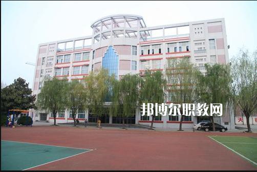 重慶輕工業(yè)技工學(xué)校2022年學(xué)費、收費多少 