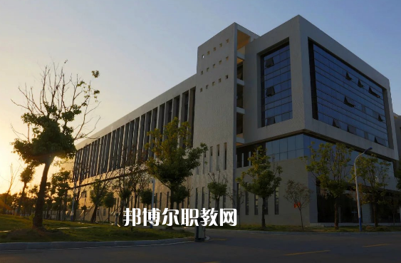 安徽阜陽技師學(xué)院2022年報名條件、招生要求、招生對象