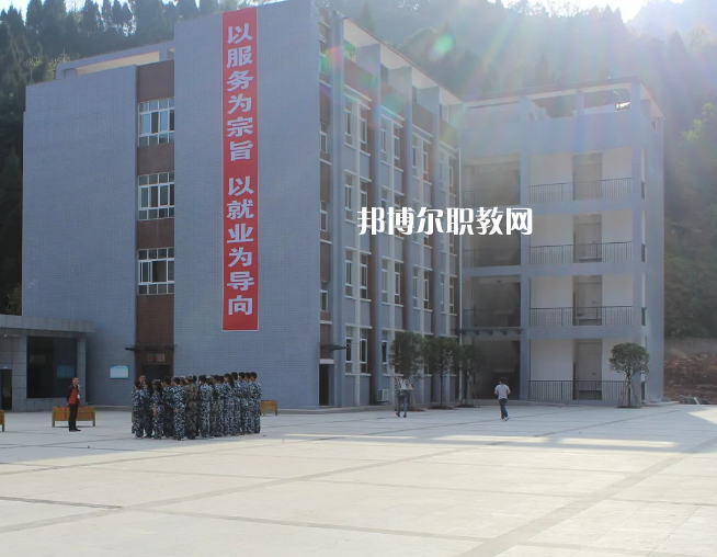 在填報(bào)學(xué)校之前應(yīng)該與學(xué)校的老師多多溝通，