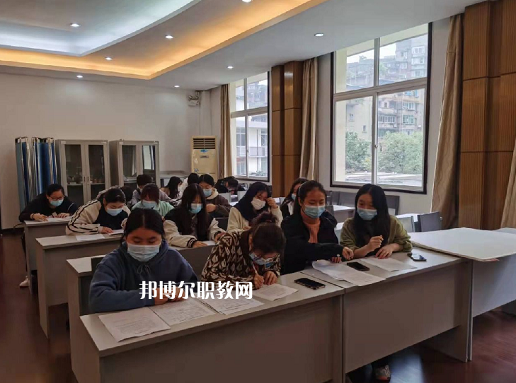四川內(nèi)江醫(yī)科學校2022年學費、收費多少