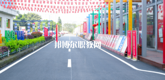 重慶新華電腦學(xué)校地址在哪里，哪個地區(qū)，哪個城市?