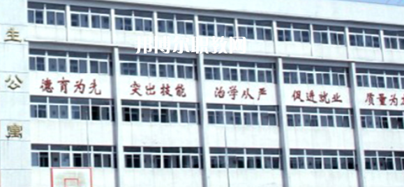 南京市公用事業(yè)技工學(xué)校學(xué)費：*********，具體各專業(yè)學(xué)費明細如下，希望對大家有幫助，邦博爾小編整理的南京市公用事業(yè)技工學(xué)校學(xué)費信息僅供參考，如有變動，以學(xué)校官方最新消息為準(zhǔn)。  一、南京市公用事業(yè)技工學(xué)校學(xué)費多少錢(學(xué)費明細) 1、南京市公用事業(yè)技工學(xué)校各專業(yè)學(xué)費收費標(biāo)準(zhǔn)  2、南京市公用事業(yè)技工學(xué)校住宿費標(biāo)準(zhǔn)：500元/學(xué)年  3、南京市公用事業(yè)技工學(xué)校資助政策  學(xué)校嚴(yán)格按物價局核定的標(biāo)準(zhǔn)收費，在校生享受政府免學(xué)費政策。符合條件的優(yōu)秀學(xué)生和貧困生，按規(guī)定享受國家勵志獎學(xué)金和助學(xué)金。  學(xué)校實行獎學(xué)金制度，對比亞迪冠名班，開沃集團南京金龍冠名班，天泓冠名班和品學(xué)兼優(yōu)的優(yōu)秀學(xué)生給予獎勵。  二、南京市公用事業(yè)技工學(xué)校簡介 多年來，學(xué)校與一百多家企事業(yè)單位建立了用人協(xié)作關(guān)系，為畢業(yè)生建立了暢通的就業(yè)渠道，部分專業(yè)已采用“定單式定向委培”輸送就業(yè)。  2004年以來，每年就業(yè)率始終在98.5%以上，畢業(yè)生就業(yè)去向主要為公交行業(yè)，如南京公交、中北巴士、新城巴士等;  汽車制造行業(yè)，如南京南汽集團MG汽車制造公司、南京長安汽車制造公司等;  汽車銷售(4S店)和維修行業(yè)如江蘇天泓汽車服務(wù)有限公司、南京朗馳集團有限公司和江蘇省外事旅游汽車公司汽車修理總廠、南京新港汽車維修公司等。