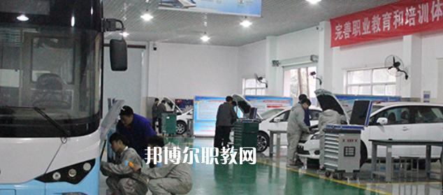 南京市公用事業(yè)技工學(xué)校地址在哪里，哪個(gè)地區(qū)，哪個(gè)城市?