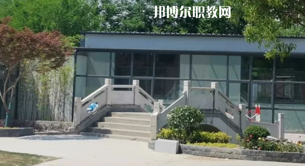 泰州市姜堰區(qū)江淮職業(yè)高級(jí)中學(xué)地址在哪里，哪個(gè)地區(qū)，哪個(gè)城市?
