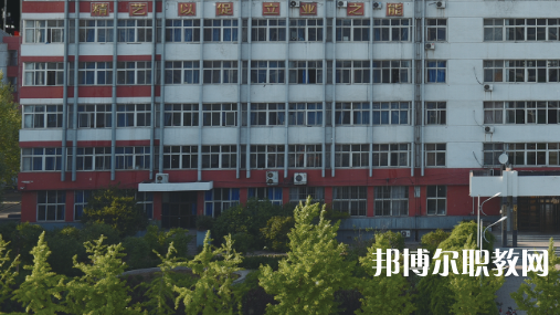 開灤技師學(xué)院招生計(jì)劃?每年學(xué)校在招生季節(jié)都會(huì)公布自己的招生計(jì)劃，那么學(xué)生們?cè)趯?duì)學(xué)校所進(jìn)行選擇的時(shí)候，是可以具體看看一所學(xué)校的招生計(jì)劃，然后再看看學(xué)校所公布的招生要求是否是自己可以滿足的，從而決定對(duì)學(xué)校的報(bào)讀。  一、開灤技師學(xué)院招生計(jì)劃一覽表 二、開灤技師學(xué)院招生情況 1、開灤技師學(xué)院招生條件、要求  身高:1.55米以上。  體重:不低于50公斤，高限不超過標(biāo)準(zhǔn)體重的50%。  視力:裸眼視力左右均在4.7(含47)以上，砂眼左右無(wú)第二期三個(gè)“十”者，無(wú)色弱、色盲者。  耳病:無(wú)化膿性中耳炎者。  聽力:左右兩側(cè)均大于80%(包括80%分貝)。  鼻病:無(wú)萎縮性鼻炎及較重肥大性鼻炎者。  血壓:90mmHg<收縮壓<140mmHg、60mmHg<舒張壓<90mmHg  心臟:二級(jí)收縮期雜音以下和心率在90次/分以下者。  肺臟:無(wú)慢性支氣管炎 支氣管哮喘、肺結(jié)核、結(jié)核性胸膜炎等呼吸系統(tǒng)慢性病。  腹部無(wú)任何腫物和肝、脾不腫大者(肝大一公分以內(nèi)功能正常者除外)。  對(duì)紋身者,面部、頸部紋身直徑不超過2cm，著短裝身體其他裸露部位直徑不超過3cm。面部、頸部紋身直徑超過2cm或其他部位超過3cm的，不合格;如本人能夠積極處理，可視為合格。  輔助檢查、胸透、化驗(yàn)正常者。  其他:無(wú)殘疾、無(wú)駝背、無(wú)畸形、無(wú)較重之扁平足或拇指外翻 無(wú)腿部或精索靜脈曲張者,無(wú)難治或面積較大之皮膚疾病,無(wú)痔或漏者，無(wú)疝氣者，無(wú)多發(fā)性淋巴腺腫大者，無(wú)較重慢性病者，無(wú)不適合招錄崗位所要求的身體條件者。  2、開灤技師學(xué)院招生對(duì)象  中考生和往屆生，  三、開灤技師學(xué)院簡(jiǎn)介 學(xué)校服務(wù)河北省能源、裝備制造等傳統(tǒng)產(chǎn)業(yè)升級(jí)，服務(wù)京津冀產(chǎn)業(yè)智慧化水平提升的發(fā)展需求，瞄準(zhǔn)河北省新興產(chǎn)業(yè)、現(xiàn)代服務(wù)業(yè)創(chuàng)新發(fā)展戰(zhàn)略，對(duì)接能源(煤炭)，裝備制造、現(xiàn)代服務(wù)業(yè)等產(chǎn)業(yè)設(shè)置專業(yè)，開設(shè)電氣自動(dòng)化設(shè)備安裝與維修、煤礦技術(shù)、電子商務(wù)、計(jì)算機(jī)網(wǎng)絡(luò)技術(shù)等專業(yè)16個(gè)。  2020年突出發(fā)展現(xiàn)代服務(wù)業(yè)的要求，增設(shè)《幼兒教育》專業(yè)。經(jīng)過幾年發(fā)展，逐步形成“裝備制造業(yè)與現(xiàn)代服務(wù)業(yè)共同主導(dǎo)、傳統(tǒng)產(chǎn)業(yè)與新興產(chǎn)業(yè)雙輪驅(qū)動(dòng)的發(fā)展格局”相適應(yīng)的專業(yè)布局。  四、開灤技師學(xué)院口碑 校友評(píng)價(jià)：開灤技師學(xué)院地理位置優(yōu)越，交通十分方便。  校友評(píng)價(jià)：開灤技師學(xué)院畢業(yè)生就業(yè)前景光明。