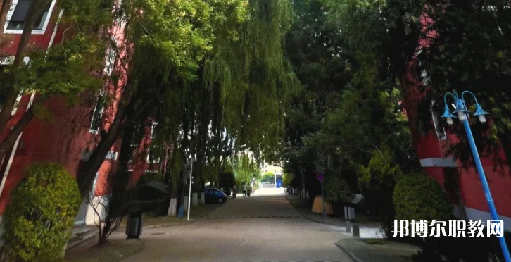 秦皇島市外事旅游職業(yè)學校地址，乘車路線