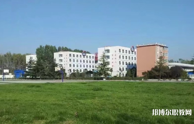 青島博愛成人中等專業(yè)學(xué)校地址，乘車路線
