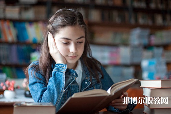 廣西哪里的中職學校能讀商務英語與文秘專業(yè)