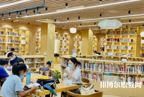 成都2025年鐵路學校和職高哪個好