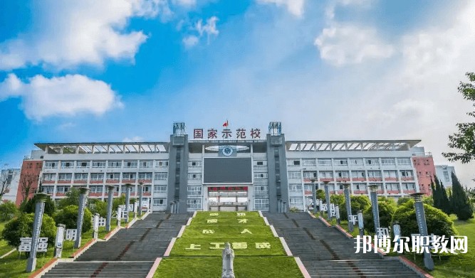 自貢2025年男生上什么鐵路學(xué)校比較好