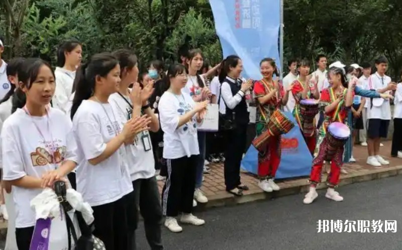 自貢2025年鐵路學(xué)校多少錢